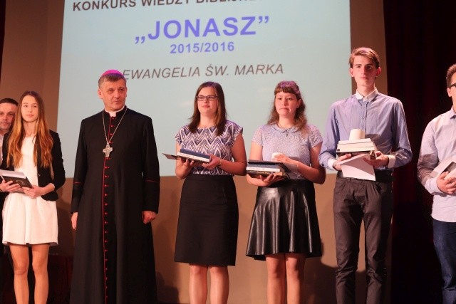 Laureaci w grupie szkół ponadgimnazjalnych otrzymali dyplomy i nagrody z rak bp. Romana Pindla