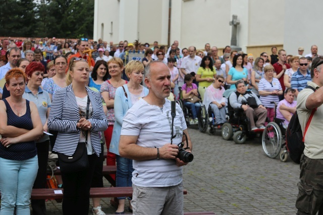 Pielgrzymka Fundacji im. Brata Alberta w Rychwałdzie