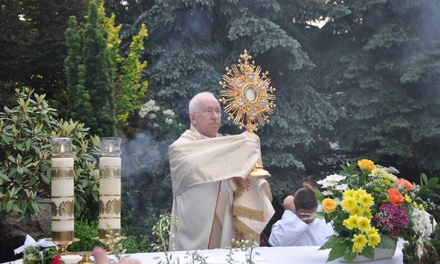 Bp Andrzej F. Dziuba błogosławi Najświętszym Sakramentem