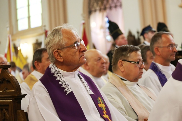 Ostatnie pożegnanie śp. ks. inf. Stanisława Dadaka w Wilamowicach