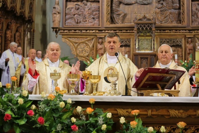 Ostatnie pożegnanie śp. ks. inf. Stanisława Dadaka w Wilamowicach