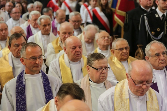 Ostatnie pożegnanie śp. ks. inf. Stanisława Dadaka w Wilamowicach