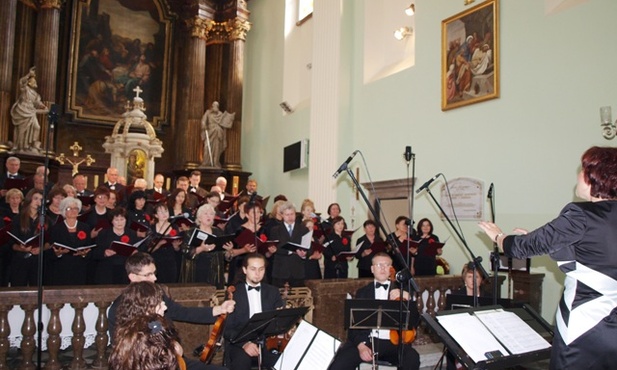 Zespół śpiewaków obecnie występuje pod dyrekcją Marii Gruchel