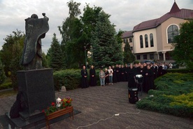 Pomnik Jana Pawła II, przy którym odbył się Apel Jasnogórski, został poświęcony w 2001 r. z okazji 10. rocznicy wizyty papieża