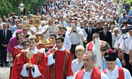 Tłumy diecezjan zmierzały pod papieski krzyż