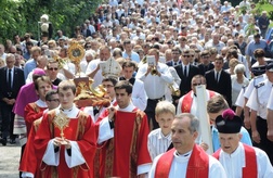 Tłumy diecezjan zmierzały pod papieski krzyż