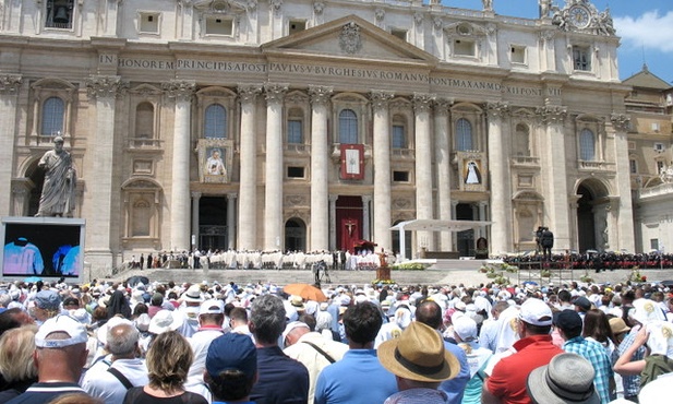Na placu św. Piotra było ok. 2,5 tys. czcicieli św. Papczyńskiego, przede wszystkim z Polski, Stanów Zjednoczonych i Brazylii