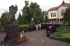 	Apel Jasnogórski przed pomnikiem papieża Polaka przy seminarium.