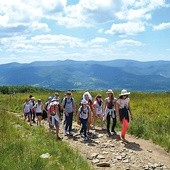 – Chcemy przyjrzeć się z bliska Bogu i Jego odbiciu w człowieku – mówią członkowie Ruchu Światło–Życie, którzy wybierają się na letnie rekolekcje.