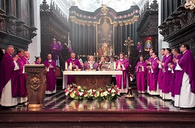 – Dziękuję wszystkim, którzy uczestniczyli w tej Mszy Świętej. Pamięć ludzi bywa bowiem ulotna i topi się jak wiosenny śnieg – mówił metropolita.