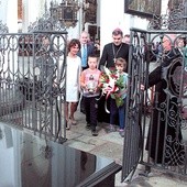 	Gdańszczanie nie zapominają o marszałku Płażyńskim. Na zdjęciu: Elżbieta Płażyńska, przedstawiciele władz oraz delegacja dzieci składają kwiaty na znajdującym się w bazylice grobie marszałka. 