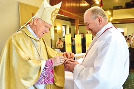 Biskup Ignacy Dec odznaczył Jacka Bialika diecezjalnym pierścieniem św. Stanisława. 