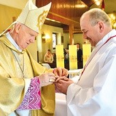 Biskup Ignacy Dec odznaczył Jacka Bialika diecezjalnym pierścieniem św. Stanisława. 