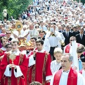 ▲	Diakoni wnieśli relikwie św. Jana Sarkandra i św. Jana Pawła II na Kaplicówkę