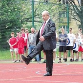 ▲	Prezydent Bielska-Białej Jacek Krywult oddał pierwszy strzał na bramkę nowego boiska na Leszczynach. 