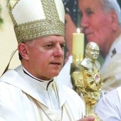 Abp M. Mokrzycki z relikwiami św. Jana Pawła II.