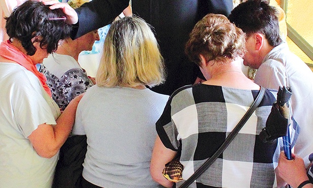 Papież Franciszek na Rok Miłosierdzia powołał 1071 kapłanów, których wysłał w świat jako misjonarzy miłosierdzia. Udzielił im konkretnej władzy, m.in. rozgrzeszania z kilku grzechów zastrzeżonych Stolicy Apostolskiej. Skierował ich głównie do głoszenia słowa i spowiadania. – Dał nam w prezencie stuły. Parę tygodni temu, kiedy papież spowiadał na placu św. Piotra, to właśnie w takiej stule. To było miłe – mówi ks. Michał Olszewski, jeden z powołanych na misjonarza miłosierdzia.