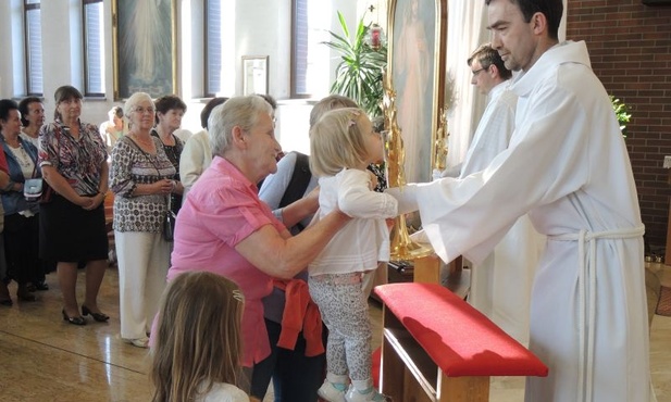 Wszystkie pokolenia witały Znaki Miłosierdzia na Osiedlu Polskich Skrzydeł