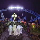 Rozpoczyna się adoracja Najświętszego Sakramentu.