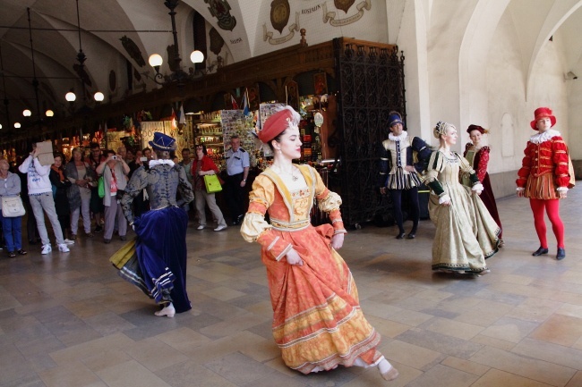 Happening Baletu Dworskiego "Cracovia Danza" w Sukiennicach