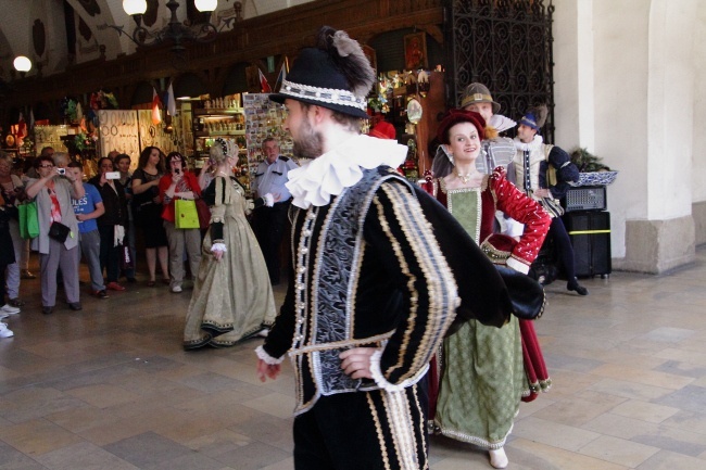 Happening Baletu Dworskiego "Cracovia Danza" w Sukiennicach