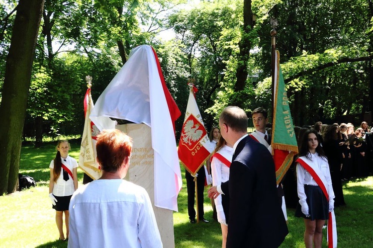 Pomniki Sienkiewicza i Kossak-Szczuckiej