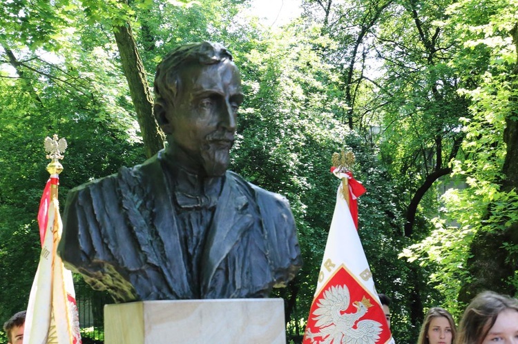 Pomniki Sienkiewicza i Kossak-Szczuckiej