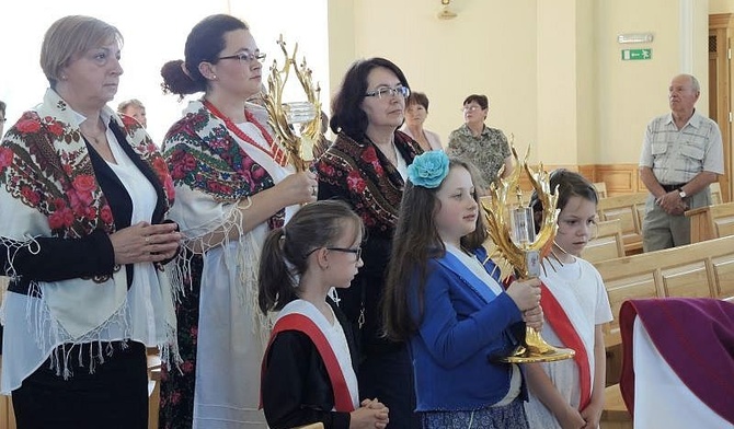 Dzieci i kobiety wniosły do kościoła relikwie św. Faustyy i św. Jana Pawła II