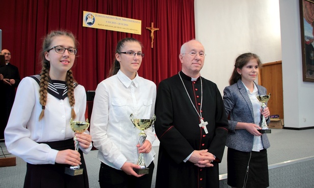 Ordynariusz łowicki i laureatki pierwszych trzech miejsc OWR