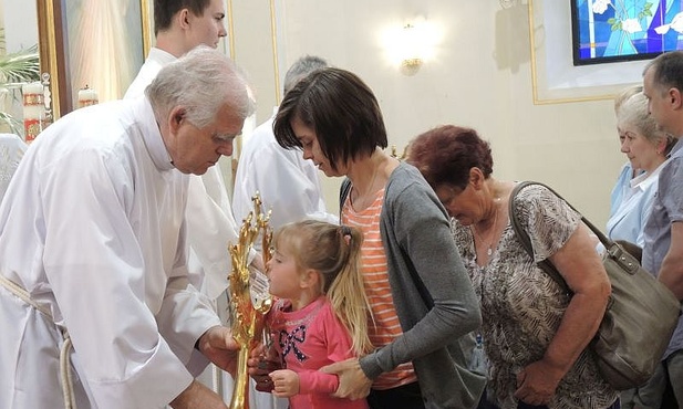 Bystrzanie oddawali cześć relikwiom po Mszy św. i podczas całego czuwania