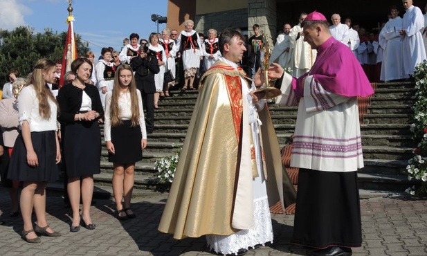 Ks. Dariusz Babula SDS podaje bp. Romanowi Pindlowi relikwie św. Faustyny