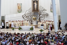 Archidiecezjalna pielgrzymka do sanktuarium w Krakowie-Łagiewnikach została organizowana w związku z Jubileuszowym Rokiem Miłosierdzia.