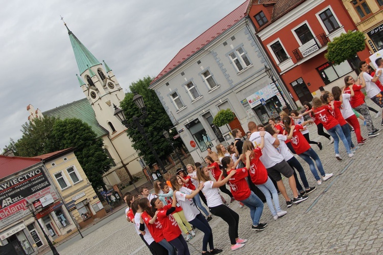 Taniec, śpiew i flagi w Brzesku