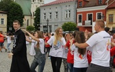 Taniec, śpiew i flagi w Brzesku