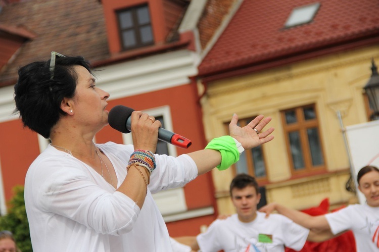 Taniec, śpiew i flagi w Brzesku