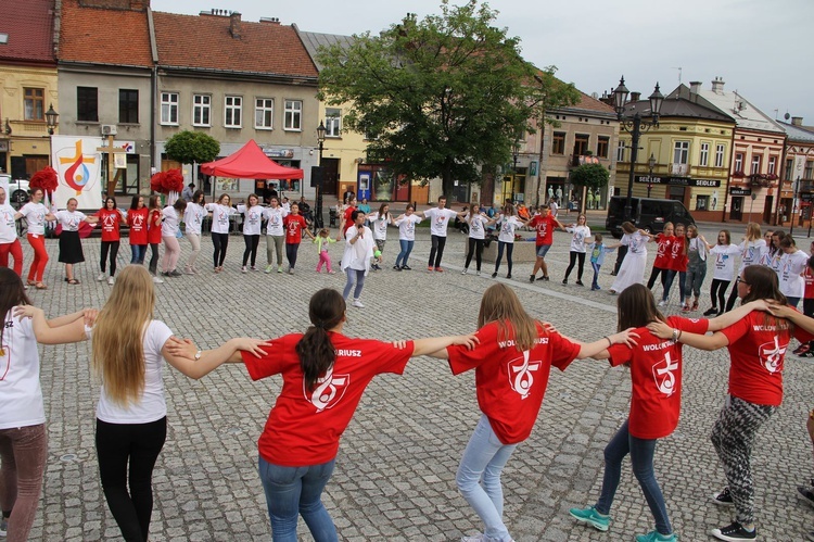 Taniec, śpiew i flagi w Brzesku