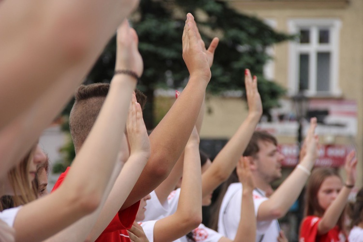 Taniec, śpiew i flagi w Brzesku