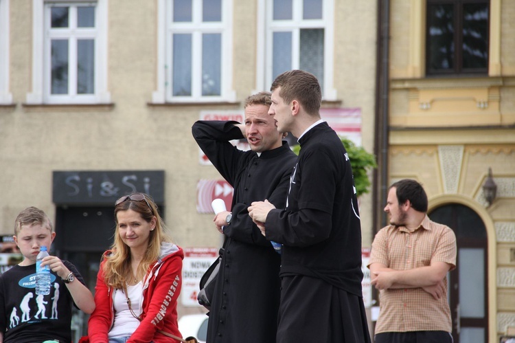 Taniec, śpiew i flagi w Brzesku