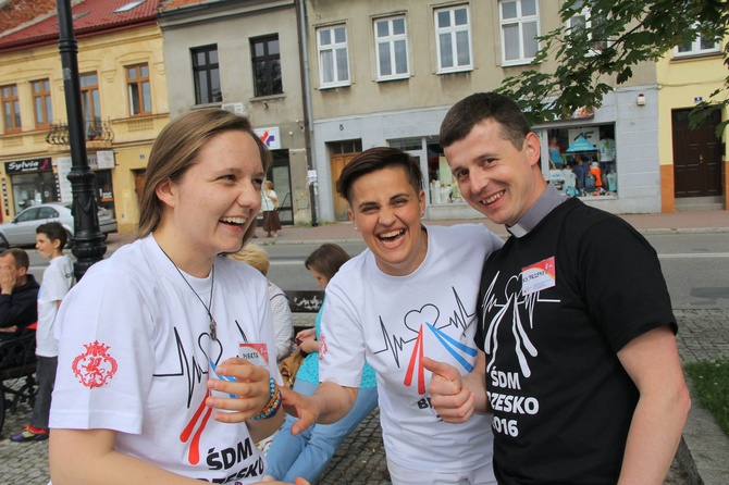 Taniec, śpiew i flagi w Brzesku