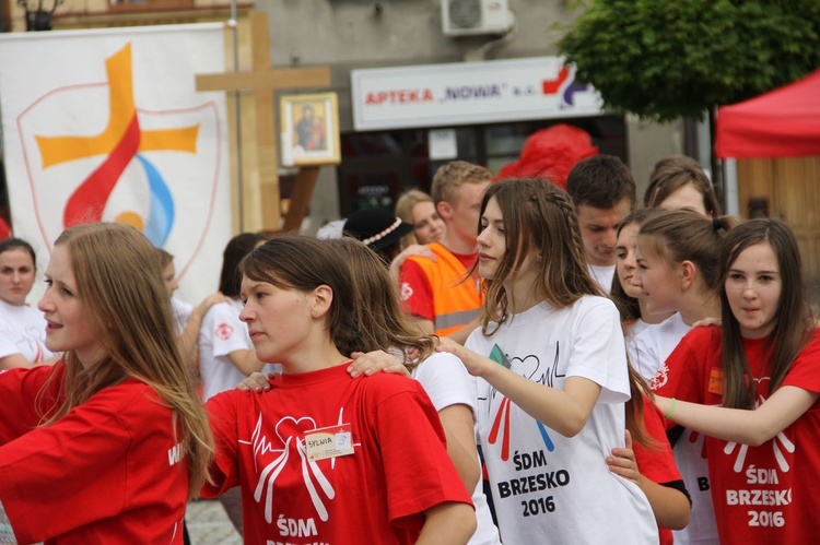 Taniec, śpiew i flagi w Brzesku