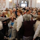 W czasie Mszy św. był taki szczególny moment, kiedy poszczególne "Margaretki" otoczyły księży, za których się modlą