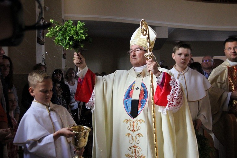 Arcybiskup, przechodząc przez nawy kościoła, kropił poświęconą wodą ściany, wiernych i ołtarz. 