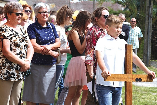 Uczestnicy II Pieszej Pielgrzymki z Radzanowa do Ratowa u bram sanktuarium św. Antoniego.