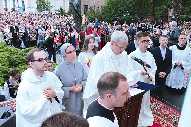 W czasie aktu zawierzenia diecezji płockiej Maryi bp. Piotrowi Liberze towarzyszyli przedstawiciele duchowieństwa, osób konsekrowanych i rodzin.