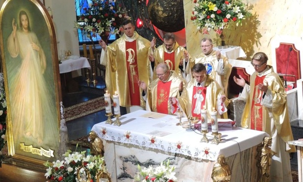 Bp Roman Pindel przewodniczył Mszy św. przy obrazie Jezusa Miłosiernego