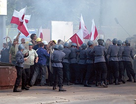 Szturm oddziałów ZOMO (Zmotoryzowanych Odwodów Milicji Obywatelskiej) pacyfikujących robotniczy protest (historyczna rekonstrukcja).