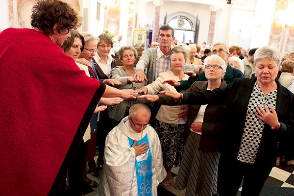 W czasie Mszy św. otoczyli księży, za którymi się wstawiają.