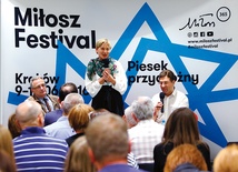 Poetka Olga Siedakowa z tłumaczami (od lewej): Ryszardem Pomorskim i Nikitą Kuznetsovem.