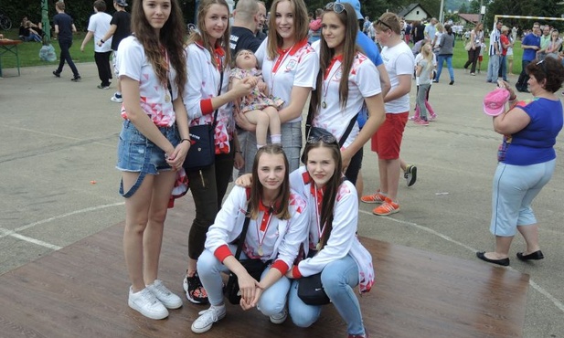 Juniorki i kadetki reprezentacji Polski w siatkówce z Judytką Sadlik, której pomagali uczestnicy V Miniolimpiady