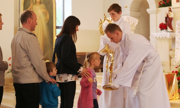 Parafianie cierpliwie oczekiwali na swoja kolej, by uczcić i ucałować relikwie apostołów Bożego Miłosierdzia